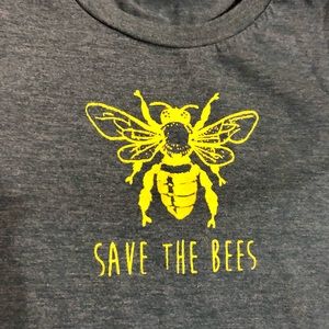 Save the bees t shirt. Ladies S or Juniors L I’d say. GUC